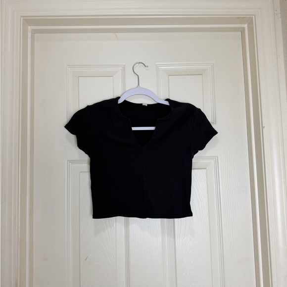 ALO Yoga Black V-Neck Crop Top - Picture 3 of 5